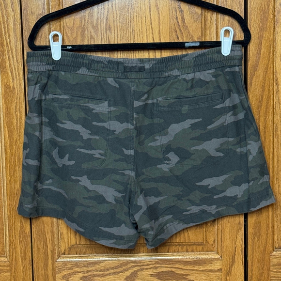 Athleta Farallon Short Camo Green Size 14 EUC - Picture 4 of 6
